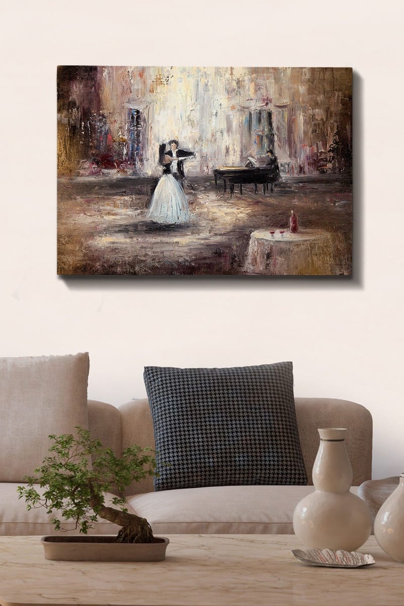 Lerretsbilde 70x100 cm - Elegant dansende kvinne i hvit kjole foran et piano i romantiske omgivelser - Hvit / Brun / Grå - Innredning - Bilder & kunst - Lerretsbilder