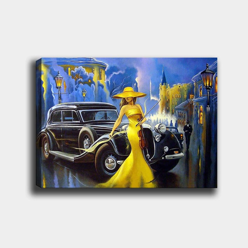 Lerretsbilde 70x100 cm - Elegant kvinne i gul kjole og hatt som spiller fiolin ved en klassisk bil i urbane omgivelser - Gul / Svart / Blå - Innredning - Bilder & kunst - Lerretsbilder
