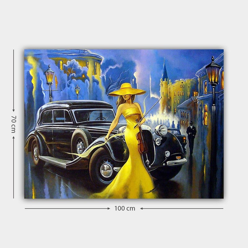 Lerretsbilde 70x100 cm - Elegant kvinne i gul kjole og hatt som spiller fiolin ved en klassisk bil i urbane omgivelser - Gul / Svart / Blå - Innredning - Bilder & kunst - Lerretsbilder