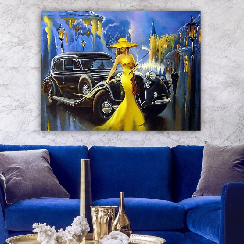 Lerretsbilde 70x100 cm - Elegant kvinne i gul kjole og hatt som spiller fiolin ved en klassisk bil i urbane omgivelser - Gul / Svart / Blå - Innredning - Bilder & kunst - Lerretsbilder
