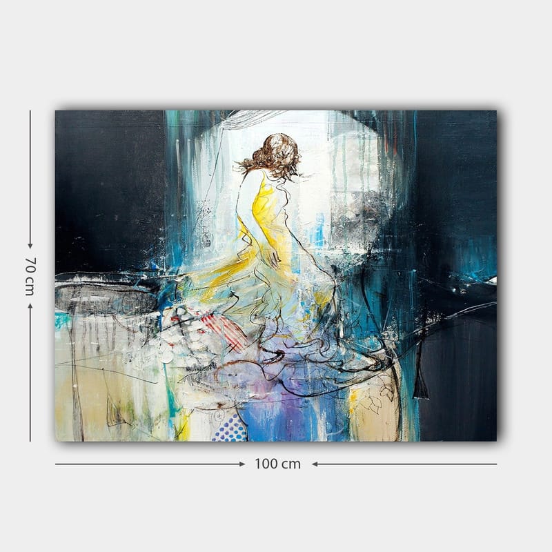 Lerretsbilde 70x100 cm - Elegant kvinne i gul kjole som danser mot en drømmende bakgrunn - Gul / Blå / Svart - Innredning - Bilder & kunst - Lerretsbilder