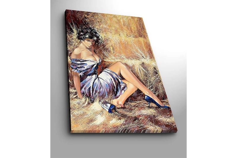 Lerretsbilde 70x100 cm - Elegant kvinne i hvit kjole med blå sko som sitter avslappet mot en halmballe - Hvit / Blå / Beige - Innredning - Bilder & kunst - Lerretsbilder