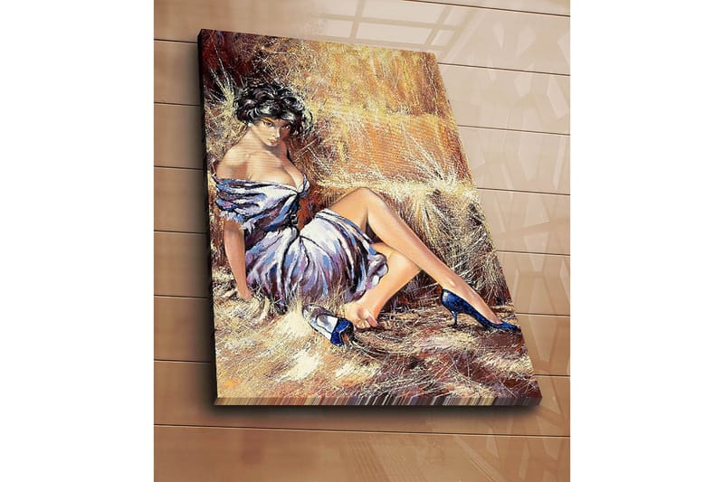 Lerretsbilde 70x100 cm - Elegant kvinne i hvit kjole med blå sko som sitter avslappet mot en halmballe - Hvit / Blå / Beige - Innredning - Bilder & kunst - Lerretsbilder