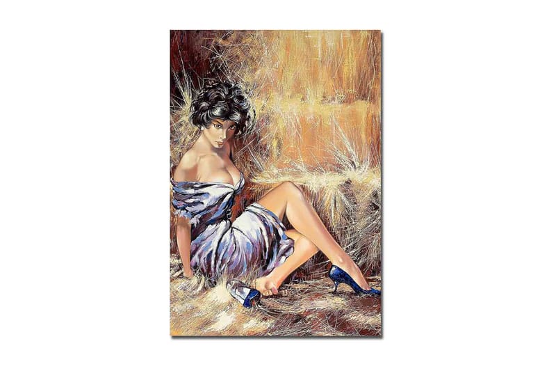 Lerretsbilde 70x100 cm - Elegant kvinne i hvit kjole med blå sko som sitter avslappet mot en halmballe, Hvit / Blå / Beige