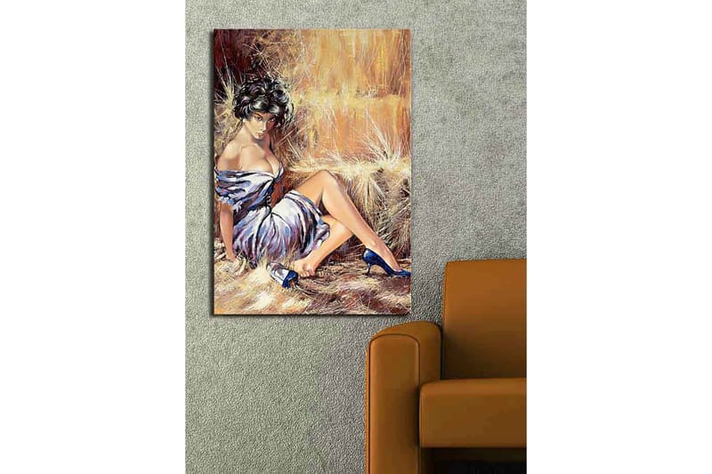 Lerretsbilde 70x100 cm - Elegant kvinne i hvit kjole med blå sko som sitter avslappet mot en halmballe - Hvit / Blå / Beige - Innredning - Bilder & kunst - Lerretsbilder
