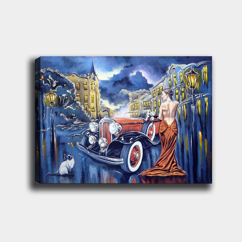 Lerretsbilde 70x100 cm - Elegant kvinne i rød kjole står ved en klassisk bil på en bygate i skumringen, Rød / Svart / Blå