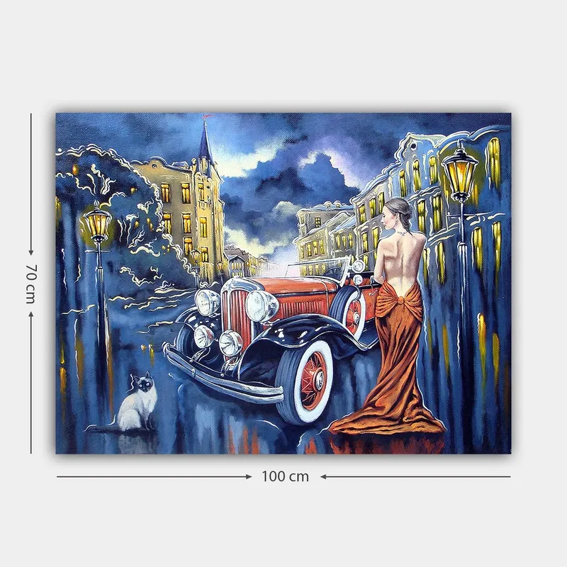 Lerretsbilde 70x100 cm - Elegant kvinne i rød kjole står ved en klassisk bil på en bygate i skumringen - Rød / Svart / Blå - Innredning - Bilder & kunst - Lerretsbilder