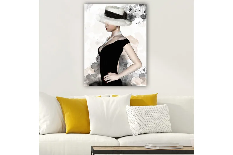 Lerretsbilde 70x100 cm - Elegant kvinne i svart kjole med stor hatt som fremhever stilen og skjønnheten hennes - Svart / Grå / Beige - Innredning - Bilder & kunst - Lerretsbilder