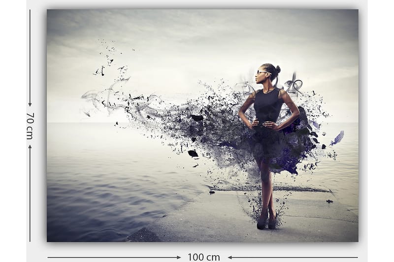 Lerretsbilde 70x100 cm - Elegant kvinne i svart kjole som står på en strand med en abstrakt, fargerik bakgrunn - Svart / Lilla / Grå - Innredning - Bilder & kunst - Lerretsbilder