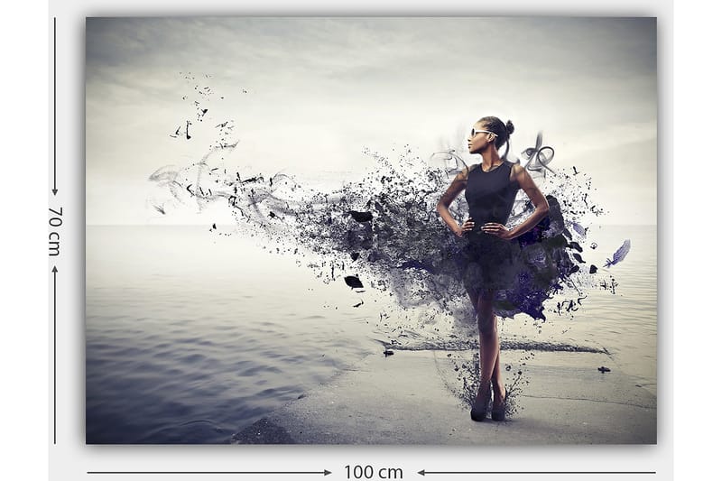 Lerretsbilde 70x100 cm - Elegant kvinne i svart kjole som står på en strand med en abstrakt, fargerik bakgrunn - Svart / Lilla / Grå - Innredning - Bilder & kunst - Lerretsbilder