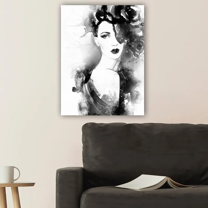 Lerretsbilde 70x100 cm - Elegant kvinne med mørkt hår og dramatisk sminke, omgitt av svarte blomster - Svart / Grå / Hvit - Innredning - Bilder & kunst - Lerretsbilder