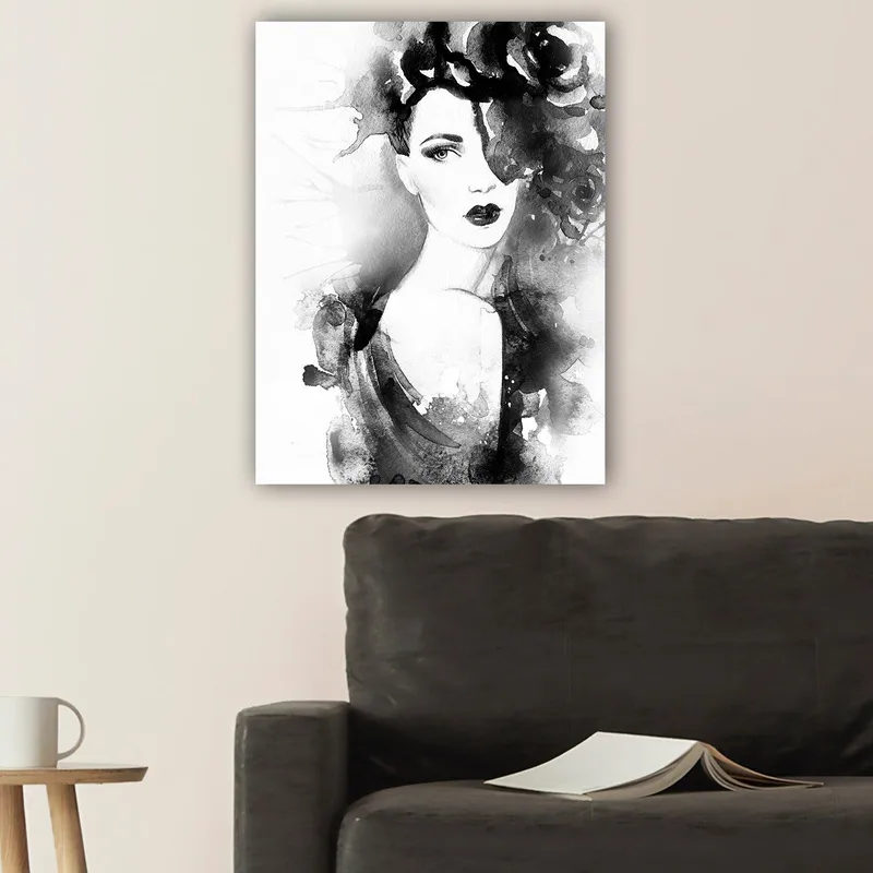 Lerretsbilde 70x100 cm - Elegant kvinne med mørkt hår og dramatisk sminke, omgitt av svarte blomster - Svart / Grå / Hvit - Innredning - Bilder & kunst - Lerretsbilder