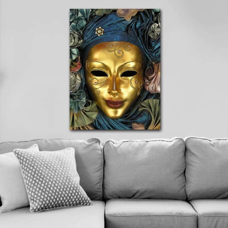 Lerretsbilde 70x100 cm - Elegant maske med gyllen overflate og intrikate detaljer, omgitt av blå og grønne tekstiler - Gull / Blå / Grønn - Innredning - Bilder & kunst - Lerretsbilder
