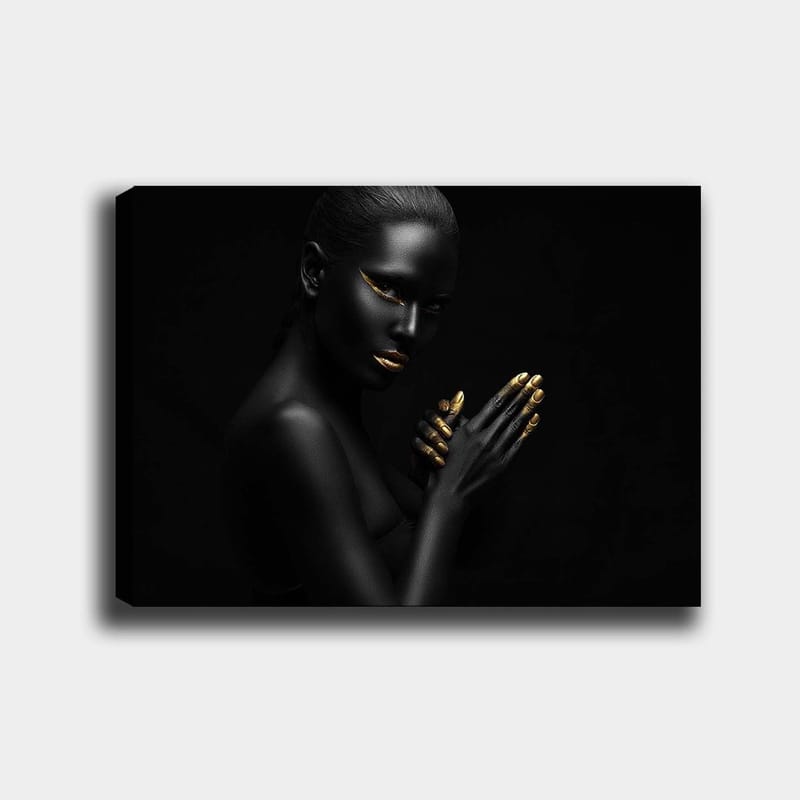 Lerretsbilde 70x100 cm - Elegant og mystisk kvinne med svart hud og gylne detaljer i ansiktet og på hendene, Svart / Gull