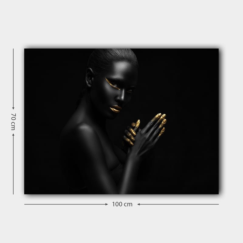Lerretsbilde 70x100 cm - Elegant og mystisk kvinne med svart hud og gylne detaljer i ansiktet og på hendene - Svart / Gull - Innredning - Bilder & kunst - Lerretsbilder