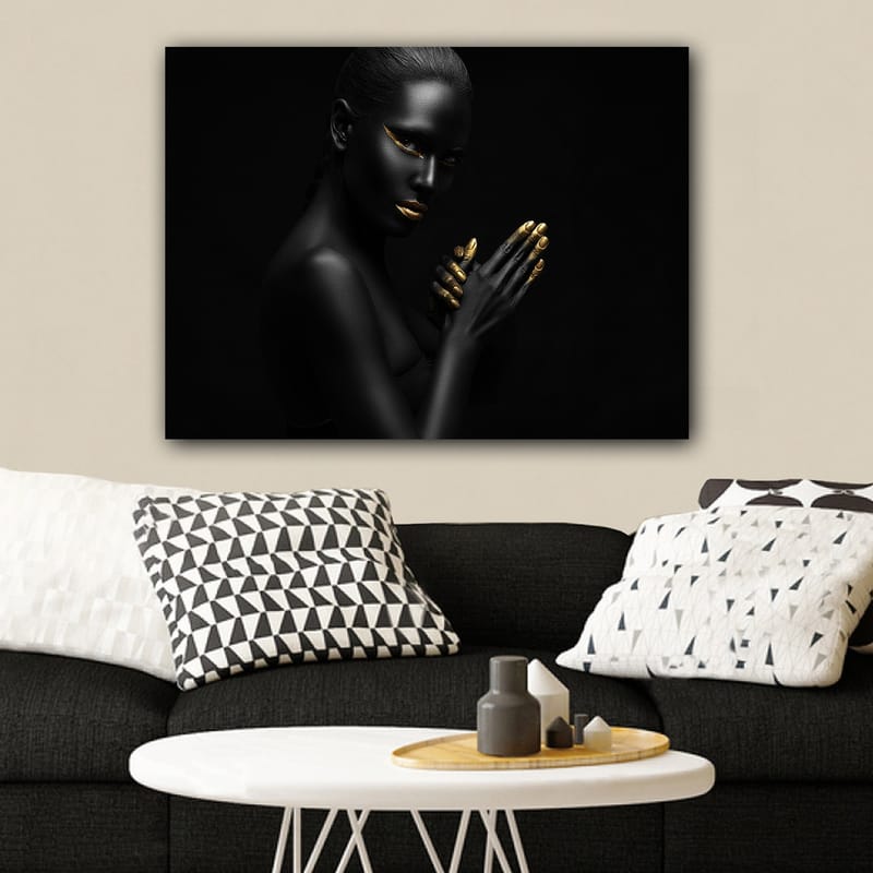 Lerretsbilde 70x100 cm - Elegant og mystisk kvinne med svart hud og gylne detaljer i ansiktet og på hendene - Svart / Gull - Innredning - Bilder & kunst - Lerretsbilder