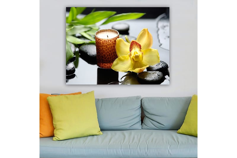 Lerretsbilde 70x100 cm - Elegant orkideblomst i gult med duftlys og svarte steiner i en harmonisk komposisjon - Gul / Svart / Grønn - Innredning - Bilder & kunst - Lerretsbilder
