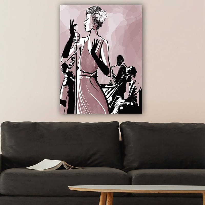 Lerretsbilde 70x100 cm - Elegant sanger i fokus, omgitt av musikere som skaper en jazzaktig atmosfære - Mørk rosa / Svart / Hvit - Innredning - Bilder & kunst - Lerretsbilder