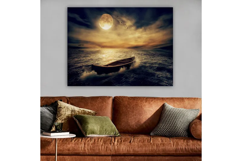Lerretsbilde 70x100 cm - En ensom båt glir over en speilblank innsjø under en stor, lysende måne - Mørk blå / Gyllen / Grå - Innredning - Bilder & kunst - Lerretsbilder