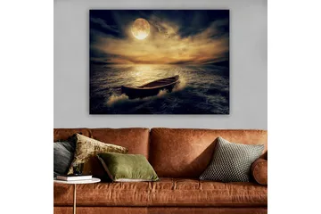 Lerretsbilde 70x100 cm - En ensom båt glir over en speilblank innsjø under en stor, lysende måne - Mørk blå / Gyllen / Grå - Innredning - Bilder & kunst - Lerretsbilder