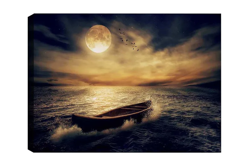 Lerretsbilde 70x100 cm - En ensom båt glir over en speilblank innsjø under en stor, lysende måne - Mørk blå / Gyllen / Grå - Innredning - Bilder & kunst - Lerretsbilder