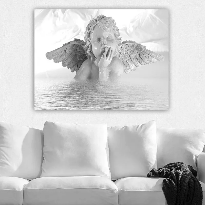 Lerretsbilde 70x100 cm - Engel med en tankefull positur delvis nedsenket i vann - Hvit / Lys grå - Innredning - Bilder & kunst - Lerretsbilder