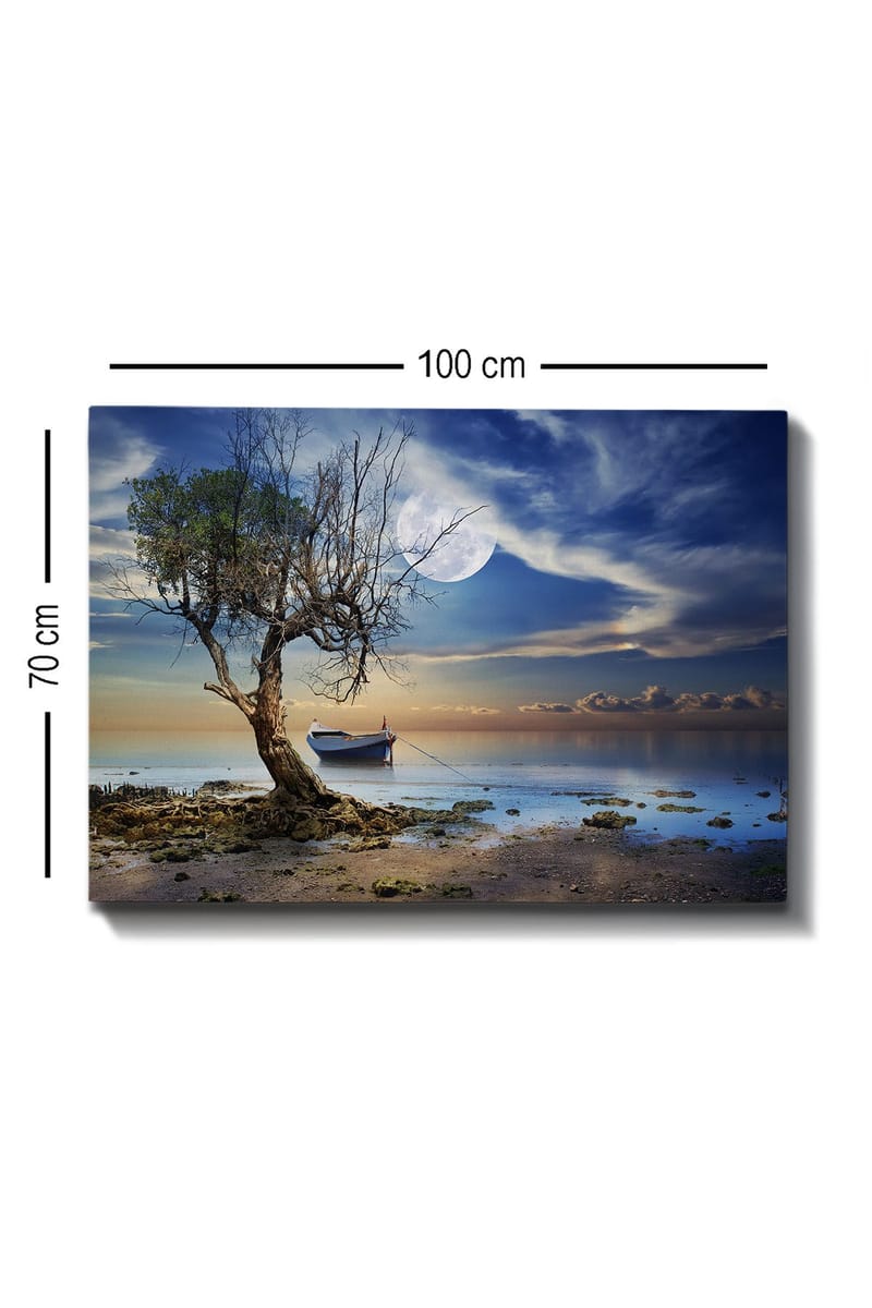 Lerretsbilde 70x100 cm - Ensom, død trestamme ved en stille vannflate med en båt i bakgrunnen under en stjerneklar himmel - Blå / Grønn / Beige - Innredning - Bilder & kunst - Lerretsbilder