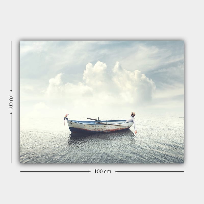 Lerretsbilde 70x100 cm - Ensom båt som flyter på rolig vann under en lys himmel med skyer - Blå / Hvit / Grå - Innredning - Bilder & kunst - Lerretsbilder