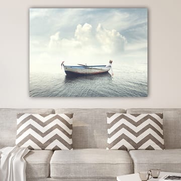 Lerretsbilde 70x100 cm - Ensom båt som flyter på rolig vann under en lys himmel med skyer - Blå / Hvit / Grå - Innredning - Bilder & kunst - Lerretsbilder