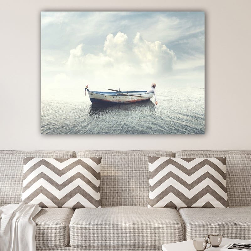 Lerretsbilde 70x100 cm - Ensom båt som flyter på rolig vann under en lys himmel med skyer - Blå / Hvit / Grå - Innredning - Bilder & kunst - Lerretsbilder