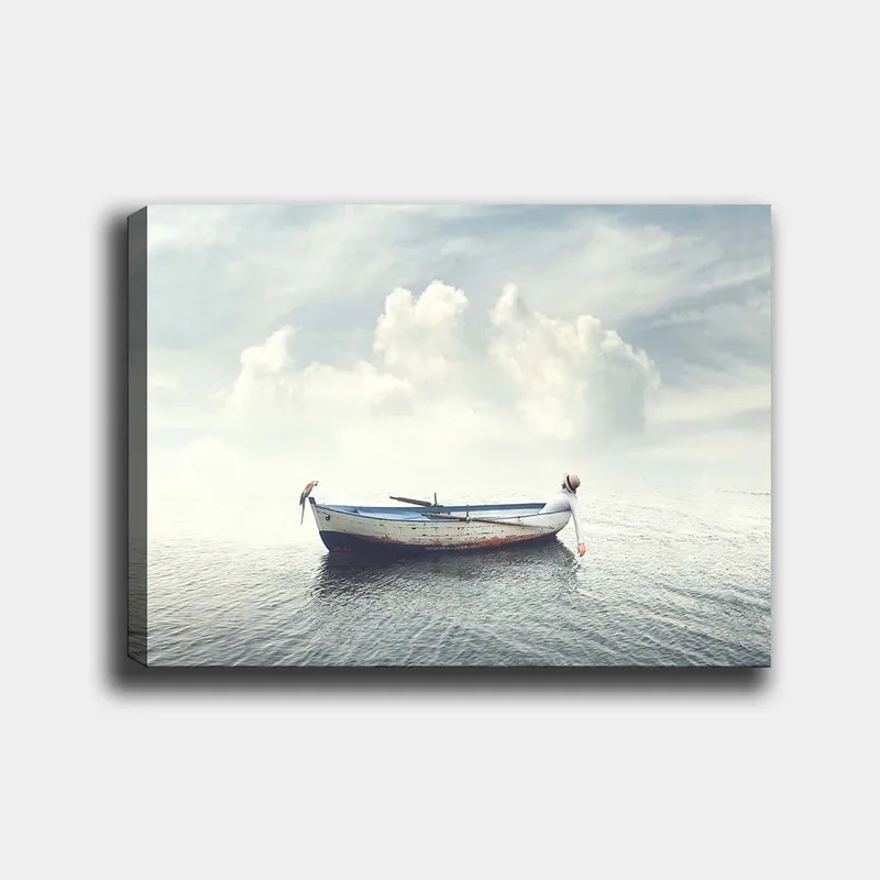 Lerretsbilde 70x100 cm - Ensom båt som flyter på rolig vann under en lys himmel med skyer, Blå / Hvit / Grå