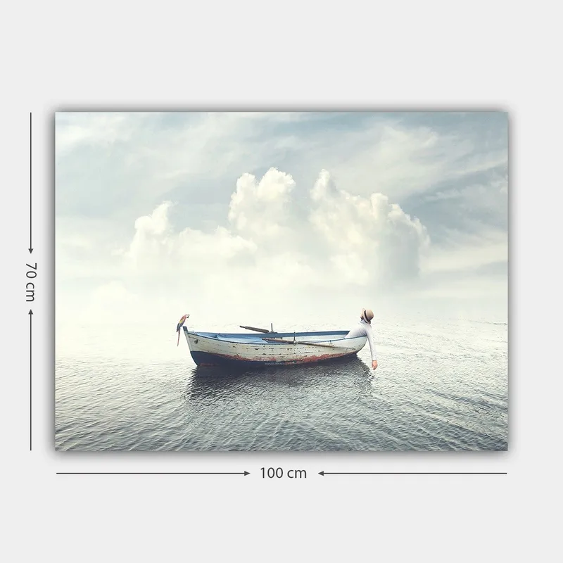 Lerretsbilde 70x100 cm - Ensom båt som flyter på rolig vann under en lys himmel med skyer - Blå / Hvit / Grå - Innredning - Bilder & kunst - Lerretsbilder