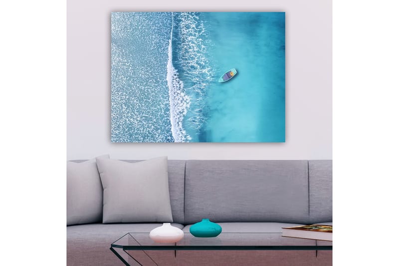 Lerretsbilde 70x100 cm - Ensom båt på et klart, turkis hav med hvite bølger som ruller inn mot kysten - Turkis / Hvit - Innredning - Bilder & kunst - Lerretsbilder