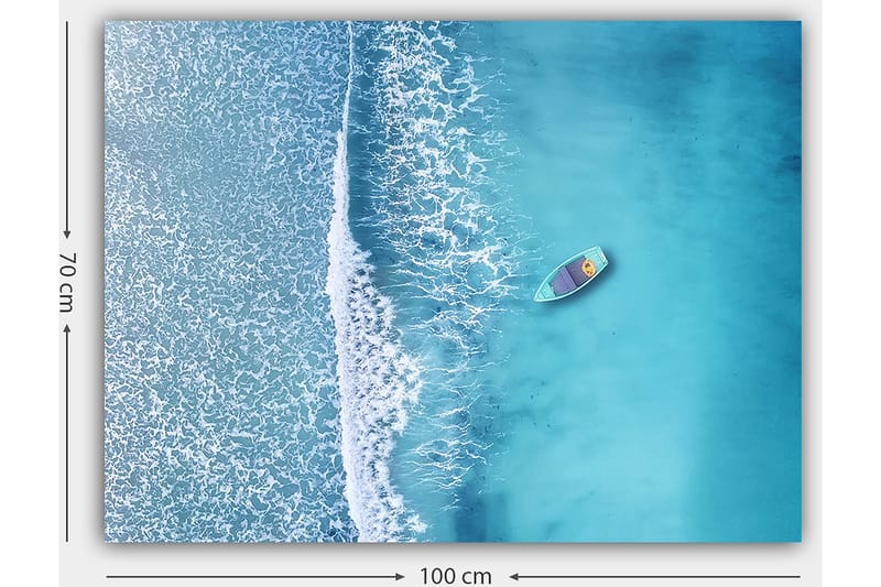 Lerretsbilde 70x100 cm - Ensom båt på et klart, turkis hav med hvite bølger som ruller inn mot kysten - Turkis / Hvit - Innredning - Bilder & kunst - Lerretsbilder