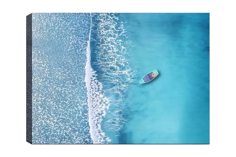 Lerretsbilde 70x100 cm - Ensom båt på et klart, turkis hav med hvite bølger som ruller inn mot kysten, Turkis / Hvit