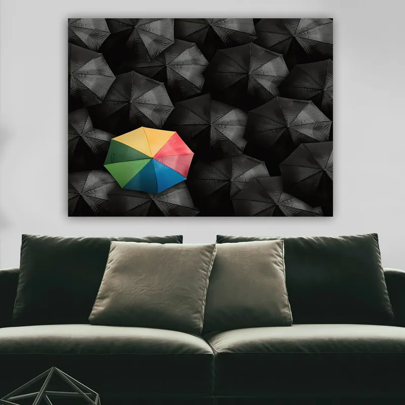 Lerretsbilde 70x100 cm - Ensom fargerik paraply blant en mengde svarte paraplyer - Svart / Gul / Rød - Innredning - Bilder & kunst - Lerretsbilder