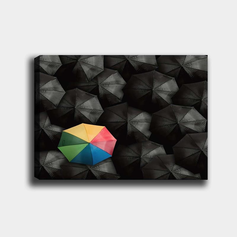 Lerretsbilde 70x100 cm - Ensom fargerik paraply blant en mengde svarte paraplyer, Svart / Gul / Rød