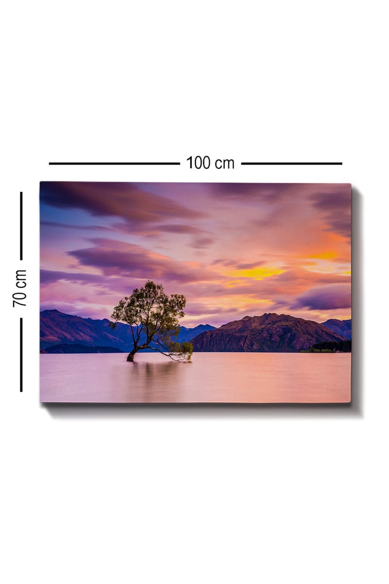 Lerretsbilde 70x100 cm - Ensom trestamme i en speilblank innsjø med fjerne fjell i bakgrunnen under en fargerik himmel ved solnedgang - Lilla / Grønn / Oransje - Innredning - Bilder & kunst - Lerretsbilder