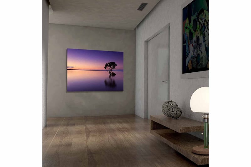 Lerretsbilde 70x100 cm - Ensom tretopp speilet i en stille innsjø under en fargerik himmel i skumringen - Lilla / Oransje / Svart - Innredning - Bilder & kunst - Lerretsbilder