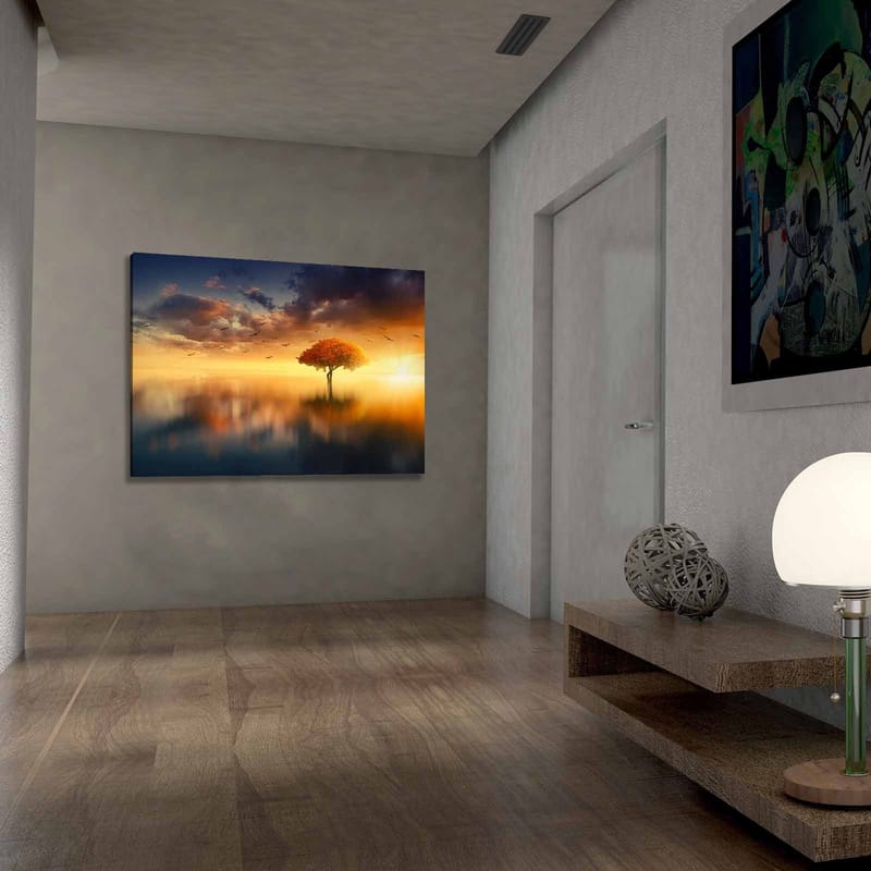 Lerretsbilde 70x100 cm - Et ensomt tre med en strålende oransje krone i et drømmeaktig landskap med solnedgang - Oransje / Blå / Gull - Innredning - Bilder & kunst - Lerretsbilder
