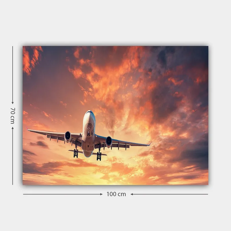 Lerretsbilde 70x100 cm - Et fly som lander mot en dramatisk solnedgang med fargerike skyer - Oransje / Lilla / Blå - Innredning - Bilder & kunst - Lerretsbilder
