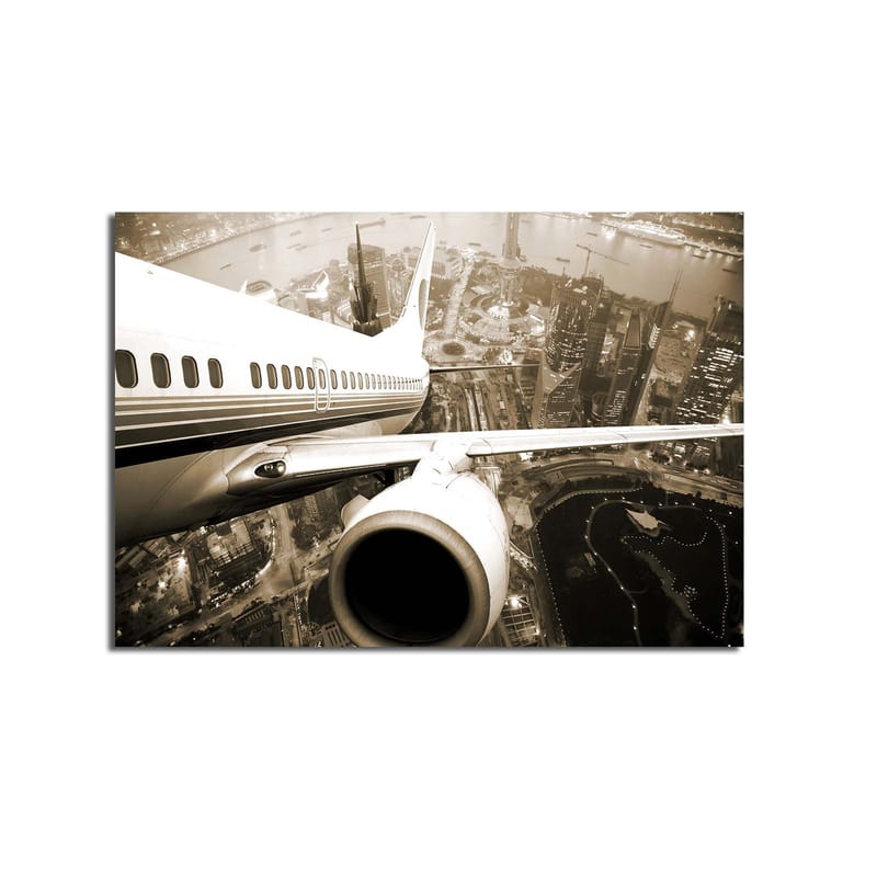 Lerretsbilde 70x100 cm - Et fly som svever over en by i skumringen - Svart / Hvit / Grå - Innredning - Bilder & kunst - Lerretsbilder