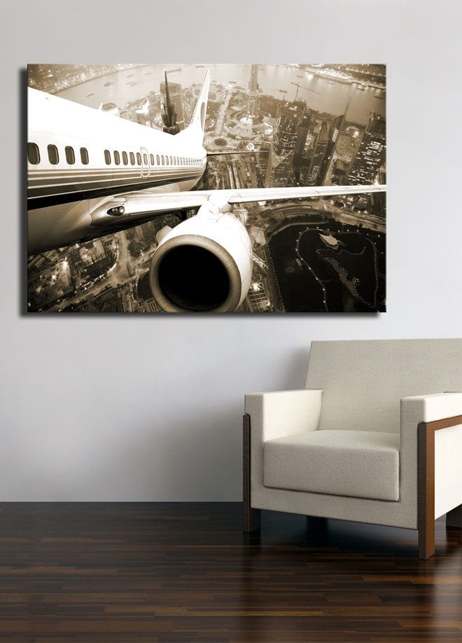 Lerretsbilde 70x100 cm - Et fly som svever over en by i skumringen - Svart / Hvit / Grå - Innredning - Bilder & kunst - Lerretsbilder