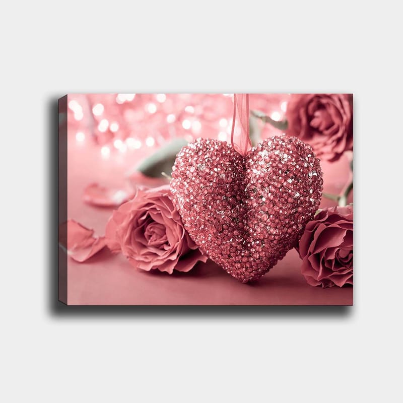 Lerretsbilde 70x100 cm - Et glitrende hjerte omgitt av rosa roser, Rosa / Mørk rosa
