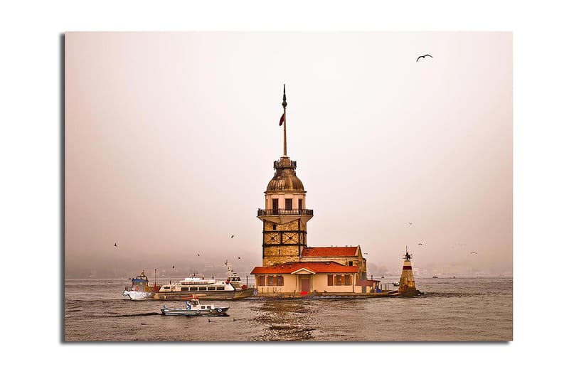 Lerretsbilde 70x100 cm - Et historisk fyrtårn som stiger over vannet i en tåkete atmosfære, Beige / Oransje / Brun