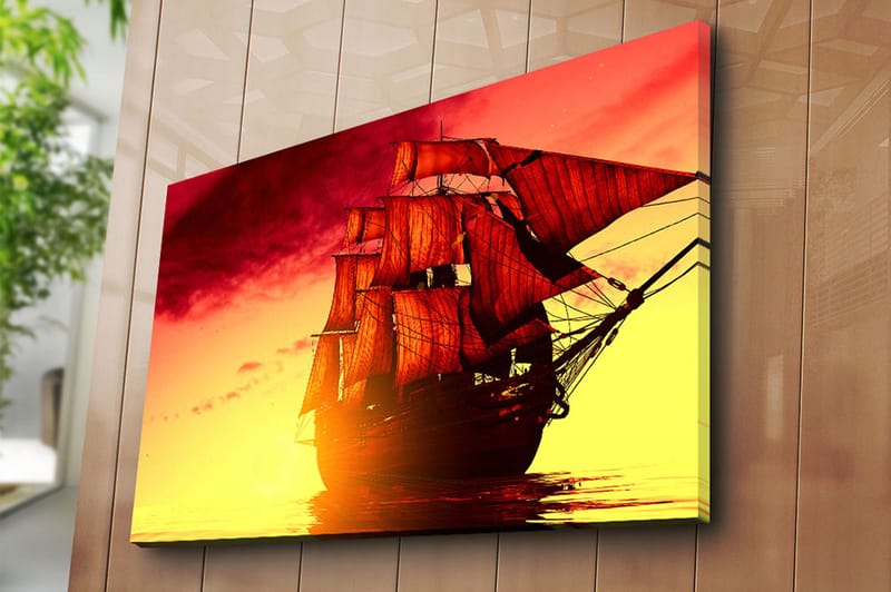 Lerretsbilde 70x100 cm - Et majestetisk seilskip med røde seil som navigerer gjennom en gyllen solnedgang - Rød / Oransje / Gul - Innredning - Bilder & kunst - Lerretsbilder