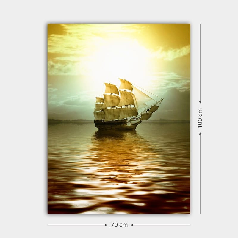 Lerretsbilde 70x100 cm - Et majestetisk seilskip som glir over en speillignende overflate i et gyllent lys - Gull / Brun / Beige - Innredning - Bilder & kunst - Lerretsbilder