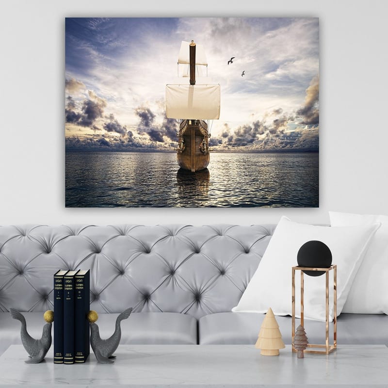 Lerretsbilde 70x100 cm - Et majestetisk seilskip som navigerer gjennom rolige farvann under en dramatisk himmel - Brun / Hvit / Blå - Innredning - Bilder & kunst - Lerretsbilder