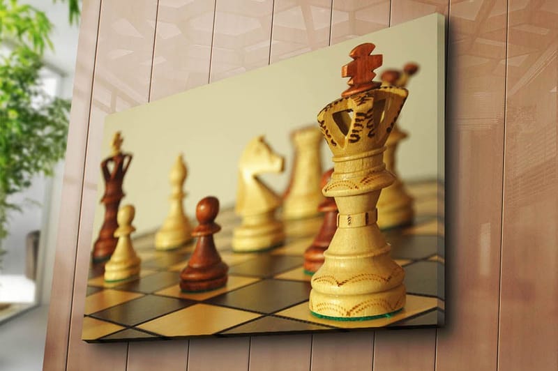 Lerretsbilde 70x100 cm - Et sjakkbrett med trebrikker i fokus, hvor dronningen står fremtredende - Lys brun / Mørk brun / Beige - Innredning - Bilder & kunst - Lerretsbilder
