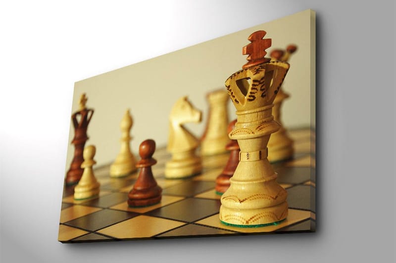 Lerretsbilde 70x100 cm - Et sjakkbrett med trebrikker i fokus, hvor dronningen står fremtredende - Lys brun / Mørk brun / Beige - Innredning - Bilder & kunst - Lerretsbilder